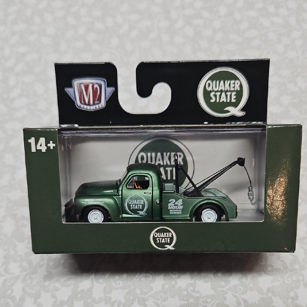 M2 Machines 1949 Studebaker 2R Tow Truck Premium Die-cast R95 24-117